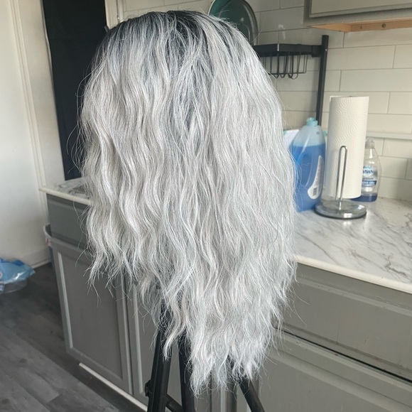 Like-New Wavy Lace-Front Silver Rooted Shoulder-Length Wig - Versatile Style - Picture 3 of 5
